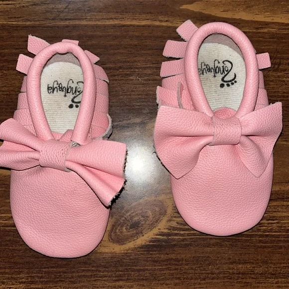 Hongteya (Amazon) baby girls pink moccasins size 4 - Picture 3 of 9